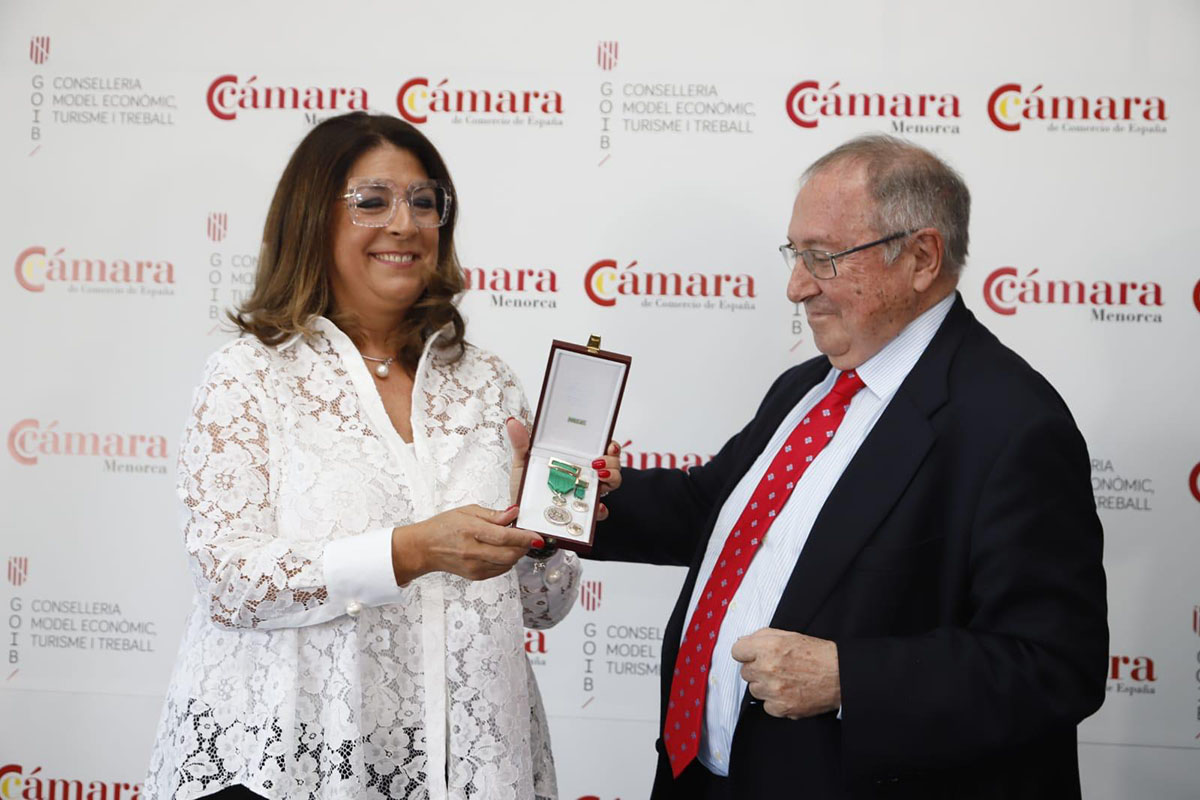 Magda Pons Quintana recibe la Medalla de Oro de la Cámara de España